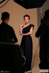 组图：赵薇亲选服饰拍代言广告高贵优雅