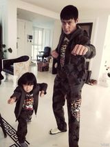 组图：陆毅萌女贝儿咧嘴甜笑 唇红齿白精灵古怪