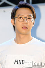 组图：JYJ出席发售会 朴有天戴眼镜呆萌可爱(金在中/金俊秀)