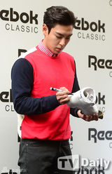 组图：BigBang成员TOP出席活动 俊朗时尚