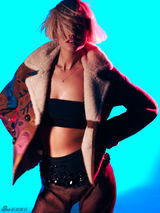 组图：小李90后超模女友性感大片 叼烟卷露大腿