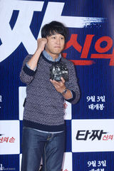 独家：崔丹尼尔宣传新片戴眼镜似哈利波特