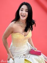 组图：胡歌亮相韩国颁奖礼 大胡子梳背头难认出