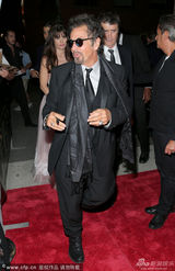 组图：阿尔-帕西诺与小女友恩爱 遭巨胸女抢镜