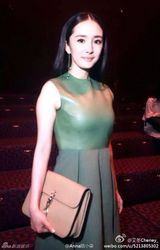 组图：杨幂产后复出时装周 绿装清爽上围抢镜