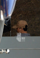 独家：廖凡休闲装扮低调 组装脚踏车耍酷