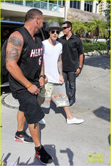 组图：比伯与好友游艇度假 裸上身露纹身