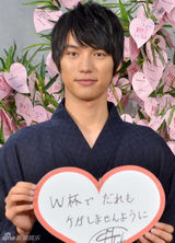 组图：福士苍汰川口春奈七夕举爱心秀甜蜜