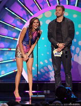 组图：青少年选择奖卡戴珊姐妹争艳 赛琳娜性感