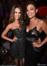 组图：杰西卡-阿尔芭V领礼服秀傲人身材 道森激凸抢镜