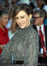 组图：小唐尼揭幕多伦多 携孕妻与小钢铁侠互动