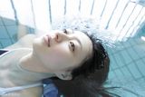 组图：大眼美少女逢泽莉娜肤白貌美 泳池拍大片清凉出镜