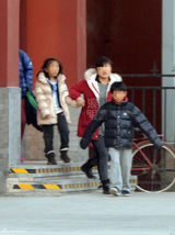 组图:张艺谋全家福首曝光 陈婷携3子女温馨出镜