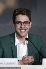 组图：《妈咪》成戛纳大热 帅哥导演多兰频卖萌