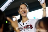 组图：韩国艺人CLARA(李成敏)性感造型亮相棒球比赛现场