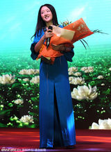 组图：杨钰莹亮相显丰腴 巴西输球痛哭似失恋