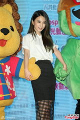 组图：Hebe（S.H.E）仿效林志玲送暖流 为慈善不湿身