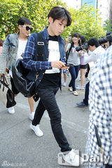 组图：Super Junior回归赴电视台彩排 粉丝围堵拍照忙