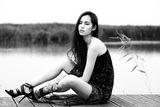 组图：田蕾希黑白大片曝光 性感冷艳神色撩人