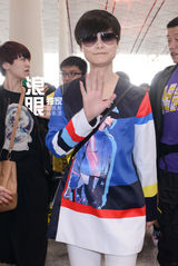 组图：李宇春潮装现身启程戛纳 与小浪合影