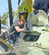 组图：《敢死队3》记者会 众硬汉坐坦克驾到