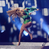 组图：洛佩兹性感开唱舞姿狂野 翘臀诱惑男歌手