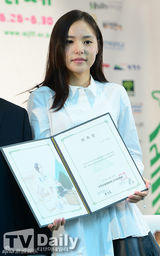 组图：韩星闵孝琳亮相 白衣长发清新范儿