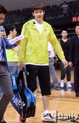 组图：2PM尼坤出席羽毛球活动 阳光笑容暖人心