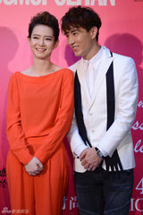 组图：李承铉戚薇热恋首亮相 已见过女方父母