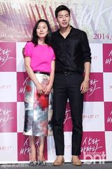 组图：韩星李相允尹珍序亲密挽手宣传新片