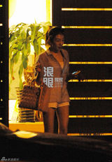 组图：刘谦带富三代女友尝美食 车内悠闲聊天