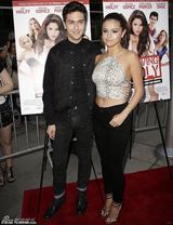 组图：穿出新花样！赛琳娜肚兜装秀光滑小腹