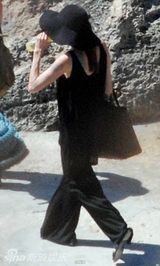 组图：安吉丽娜-朱莉婚后一身黑衣首现身 无名指秀钻戒