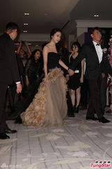 组图：陶喆吻新娘脸颊秀恩爱 豪华礼车接亲