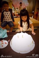 组图：曹格为女儿办4岁生日派对 姐姐大脸抢镜