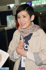 组图：吴君如探望眼疾病童 携女探班怕生突发事