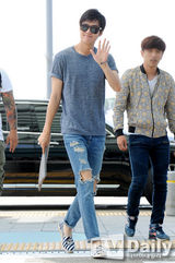 组图：李敏镐利落短发亮相 笑容不断酒窝甜