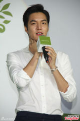 组图：长腿男神李敏镐旋风访台 吐舌卖萌玩不停