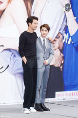 组图：孔孝真带伤上阵携赵寅成宣传新剧