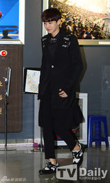 组图：韩团EXO-K出席活动 黑色正装似王子