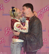 组图：粉丝福利！麦莉-赛勒斯后台让男粉丝摸胸