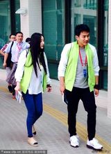 组图：刘恺威杨幂现身慈善活动 见被拍忙遮面