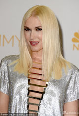 组图：格温-史蒂芬妮与魔力红主唱亚当莱文颁奖