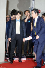 独家：崔丹尼尔宣传新片戴眼镜似哈利波特