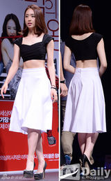 组图：千正明新片发布 金敏贞短款紧身衣秀腹肌