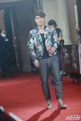 组图：榜中榜小贝贴面女主播 EXO-M西装俊朗