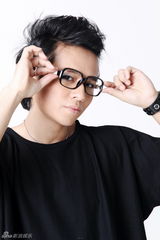 组图：欢子演绎黑白时尚大片 穿梭都市尽显英伦风