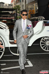 组图：郭富城帅气西装亮相台湾 称与妈妈过圣诞