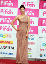 高清组图：秀爱黑礼服美艳电影节 申世京斜肩裙抢镜