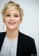 组图：23岁劳伦斯短发LOOK清爽 被指借鉴贝嫂